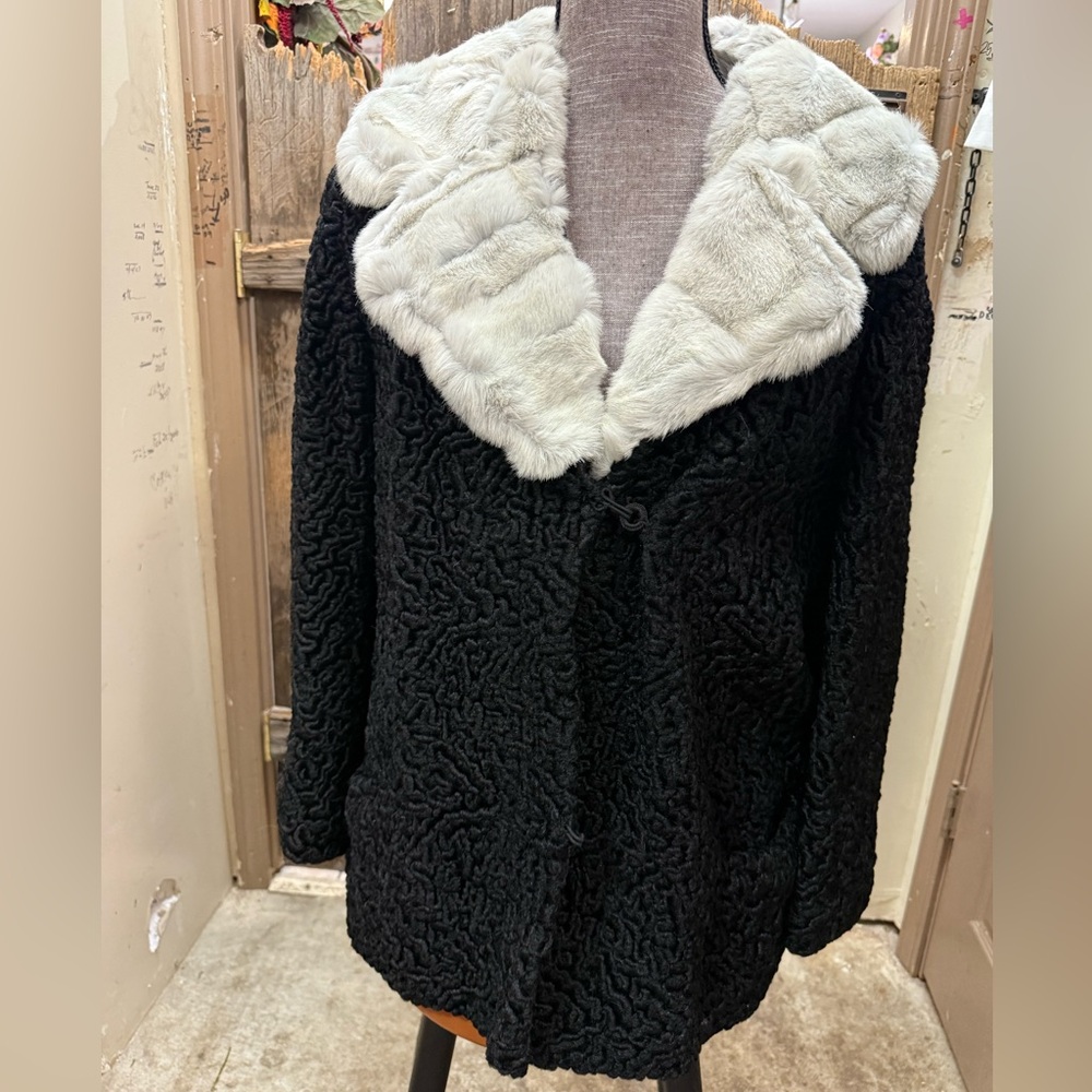 Hillmoor New York-Elegant Black and White Fur Women's Coat